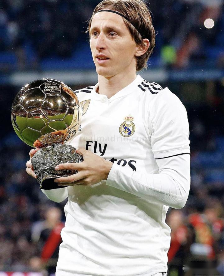 德转统计五大联赛最年长戴帽前10：莱万第8，C罗两度上榜